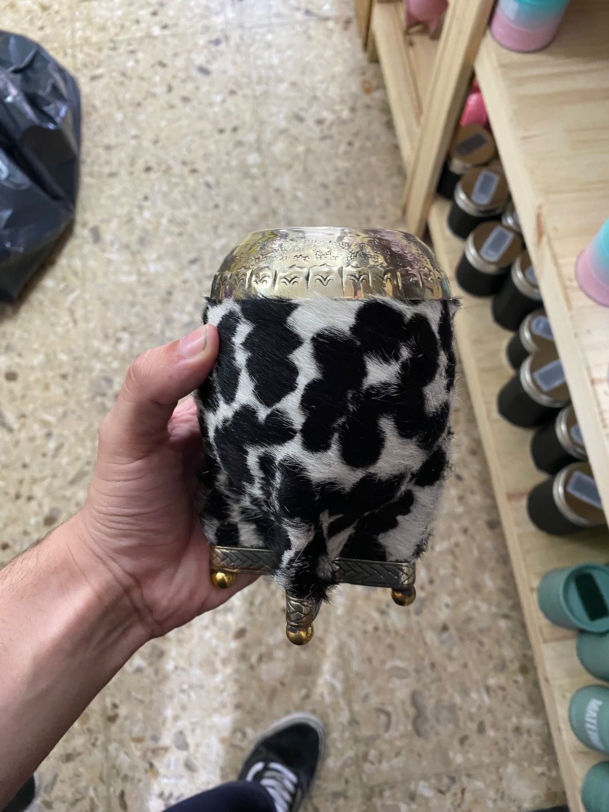 TORPEDO CINCELADO CUERO VAQUITA CON BASE DE ALPACA Y BOLAS DE BRONCE 