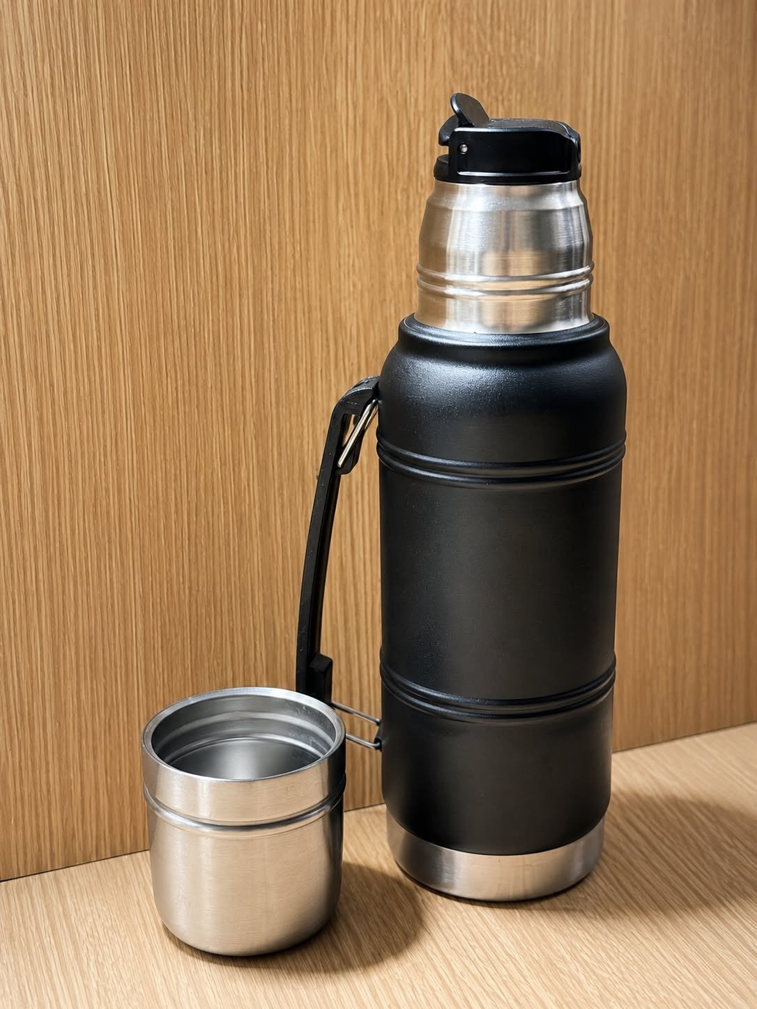 TERMO SYSTEM 1 LITRO COLOR NEGRO 4 LÍNEAS CON MANIJA Y TAPA PARA MATE