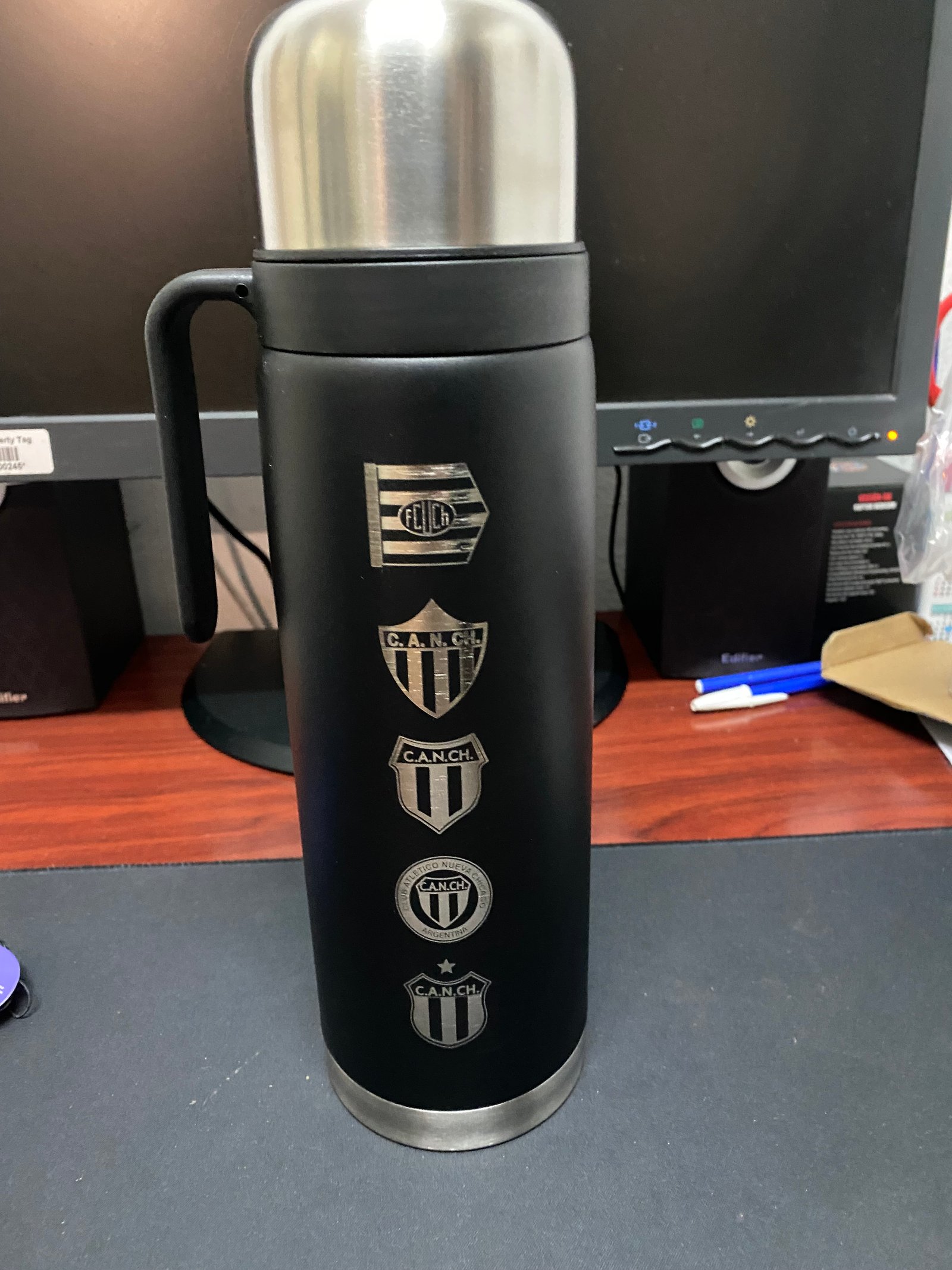 TERMO MEDIA MANIJA NEGRO DE 1L GRABADO NUEVA CHICAGO