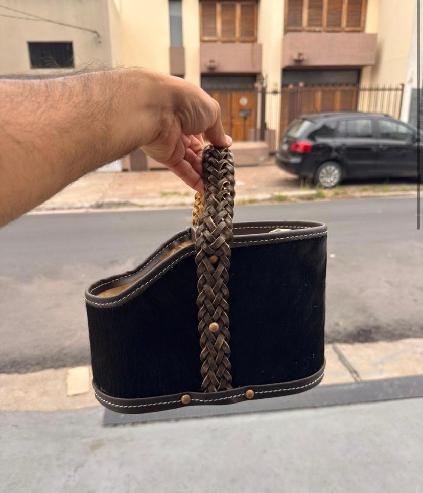 CANASTA OVALADA DE CUERO CON PELO VACUNO