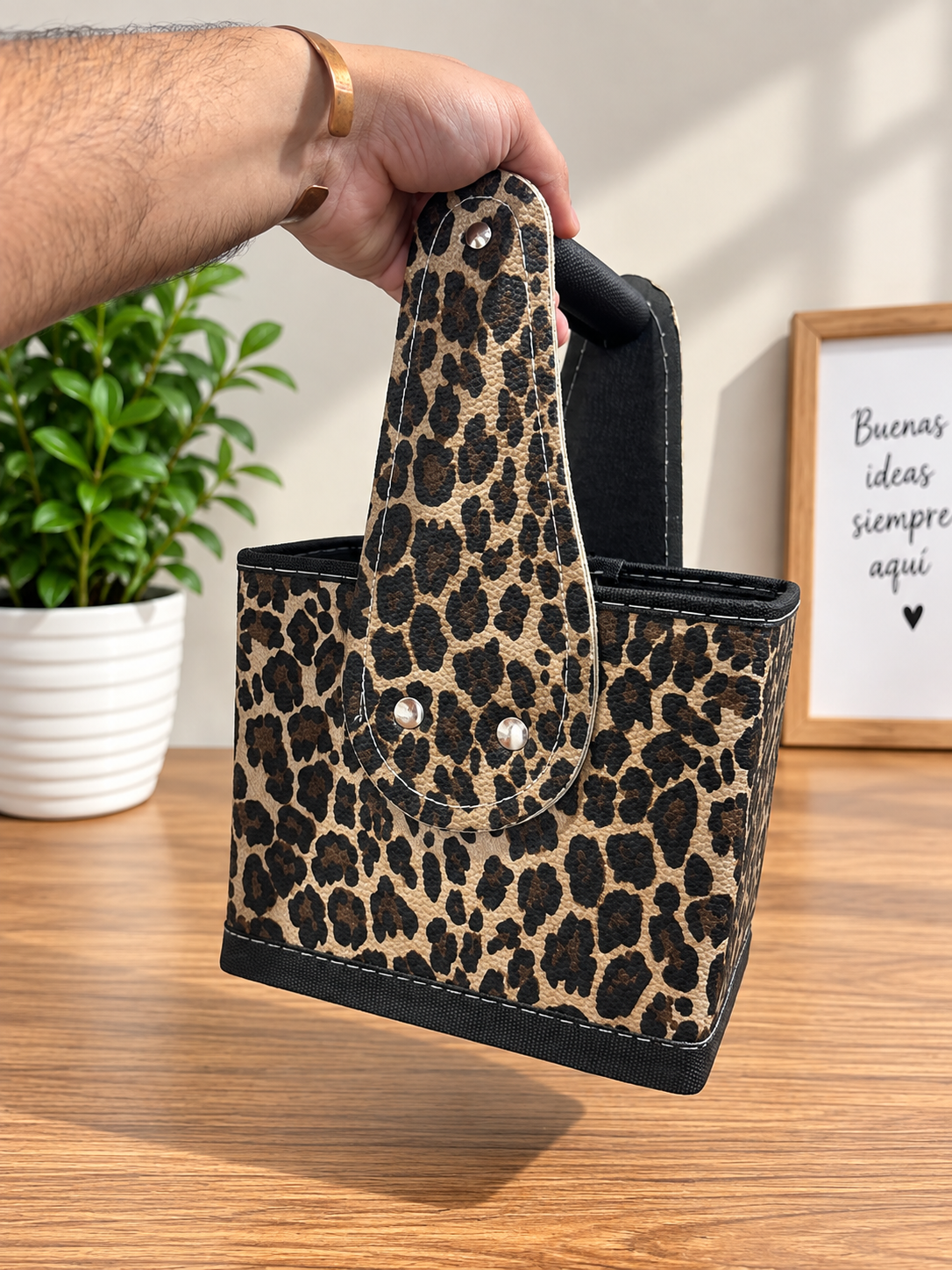 CANASTA DE CUERINA MANGO RÍGIDO ANIMAL PRINT