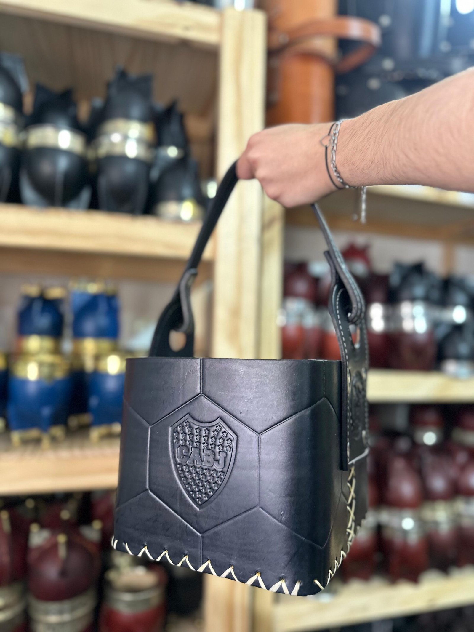 CANASTA CUERO VACUNO COLOR NEGRO CON ESCUDOS DE FÚTBOL 