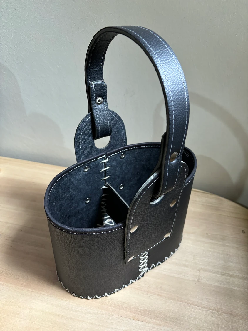 CANASTA DE CUERINA URUGUAYA OVALADA COLOR NEGRO