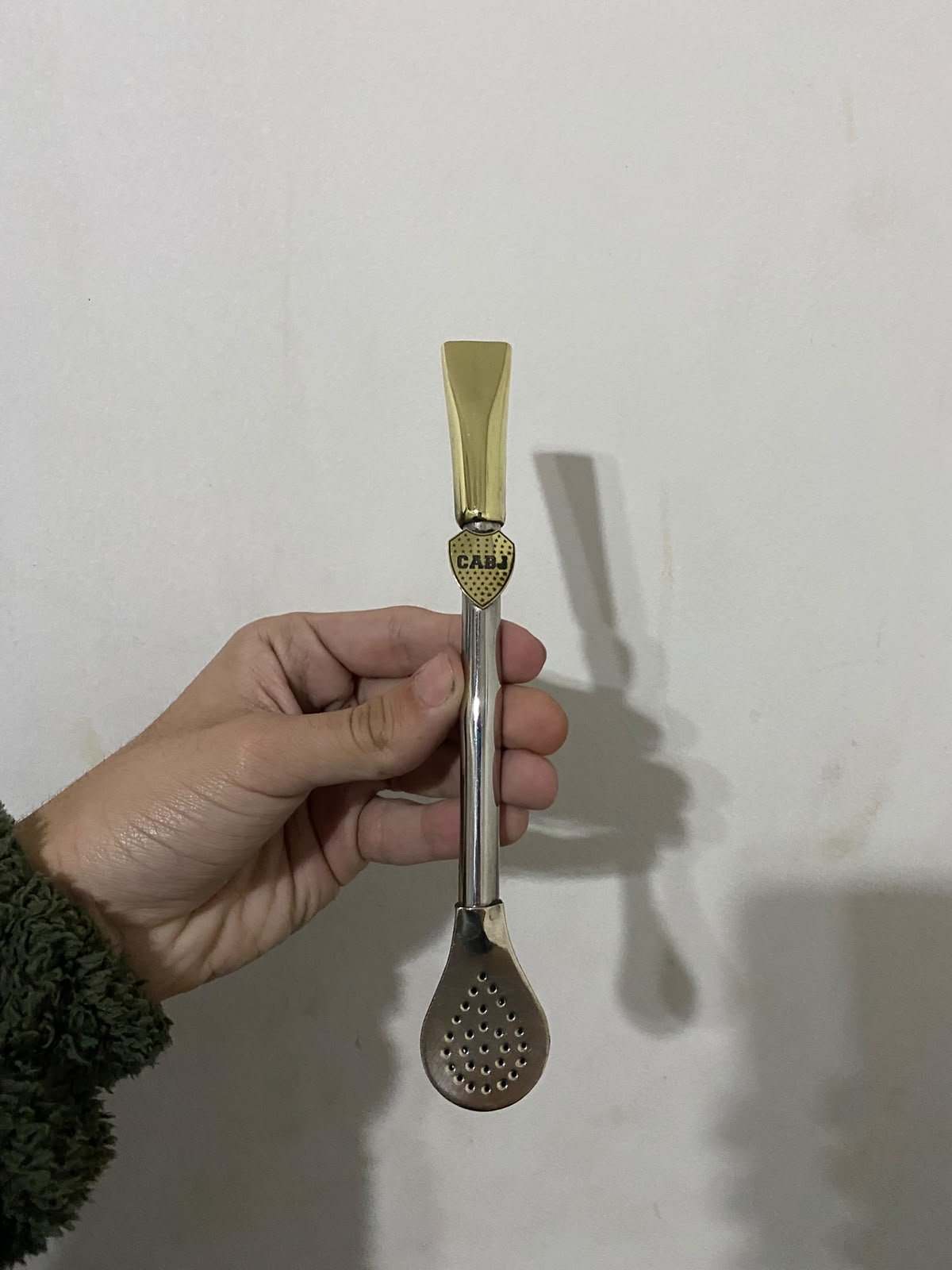 BOMBILLÓN CAÑO LISO ALPACA CON PICO DE BRONCE CON APLIQUES ARGENTINOS