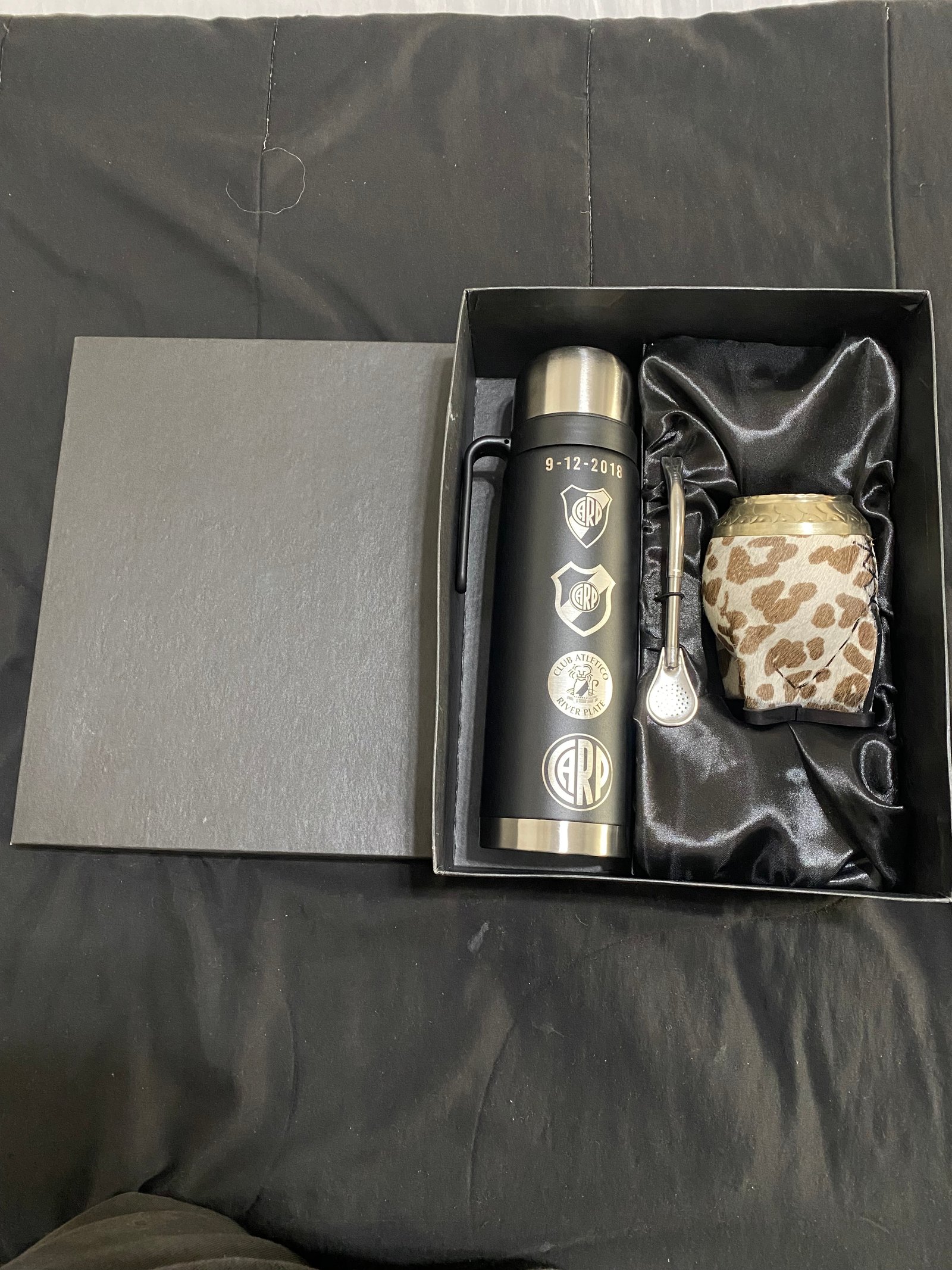 CAJA DE PRESENTACIÓN PARA TERMO Y MATE