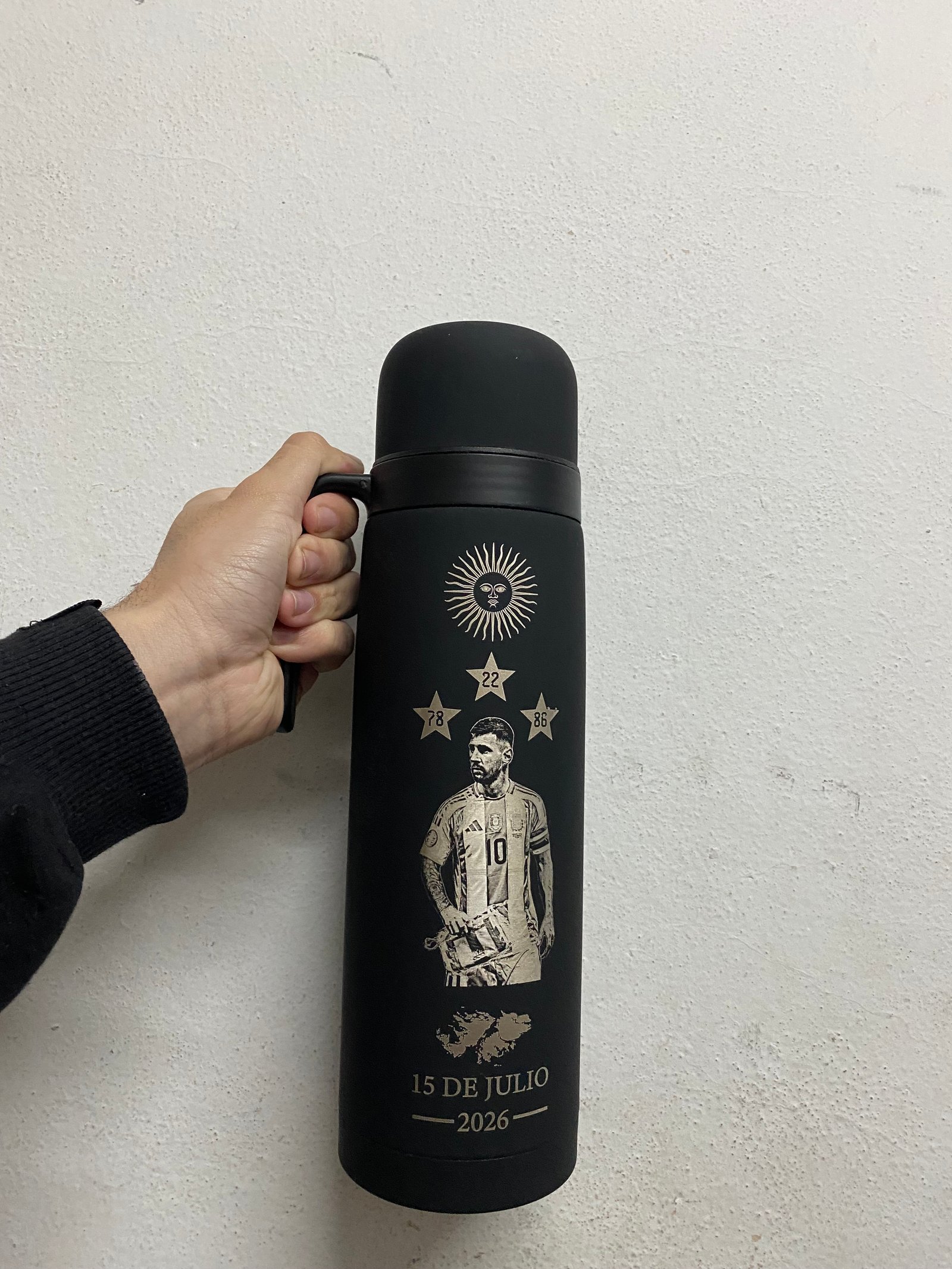 TERMO MEDIA MANIJA NEGRO DE 1L GRABADO TERMO MESSI LEYENDA MALVINAS