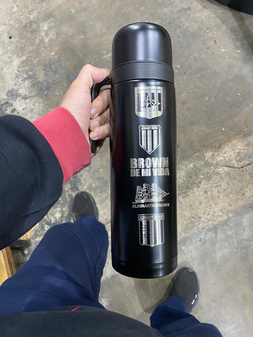 TERMO MEDIA MANIJA NEGRO DE 1L GRABADO ALMIRANTE BROWN