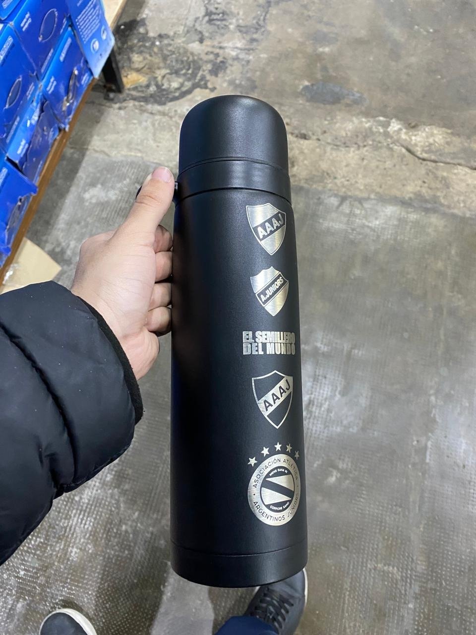TERMO MEDIA MANIJA NEGRO DE 1L GRABADO ARGENTINOS JUNIORS