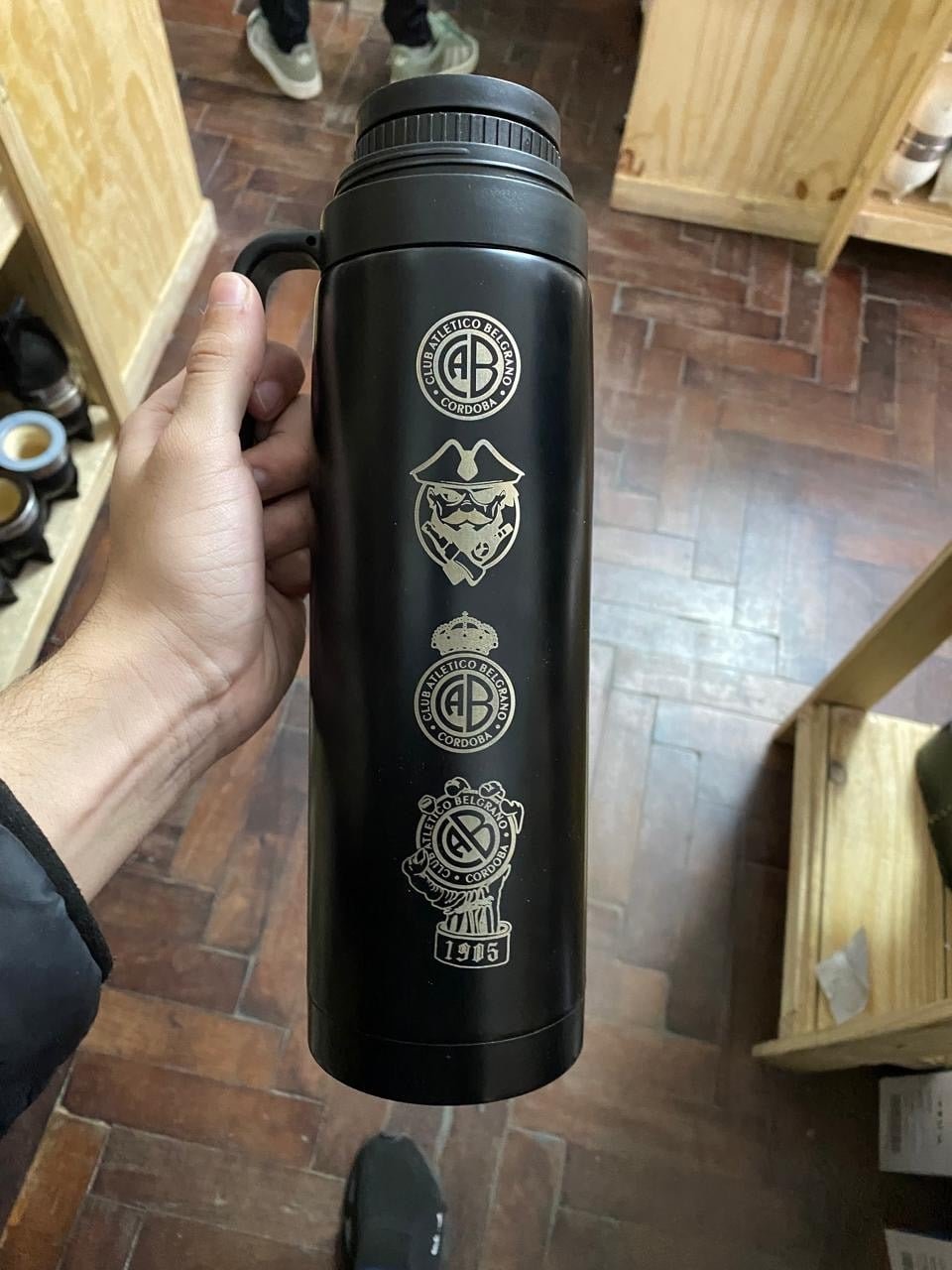 TERMO MEDIA MANIJA NEGRO DE 1L GRABADO BELGRANO DE CÓRDOBA