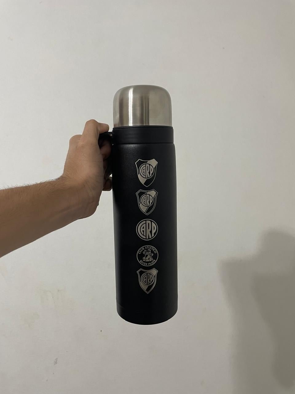 TERMO MEDIA MANIJA NEGRO DE 1L GRABADO RIVER PLATE