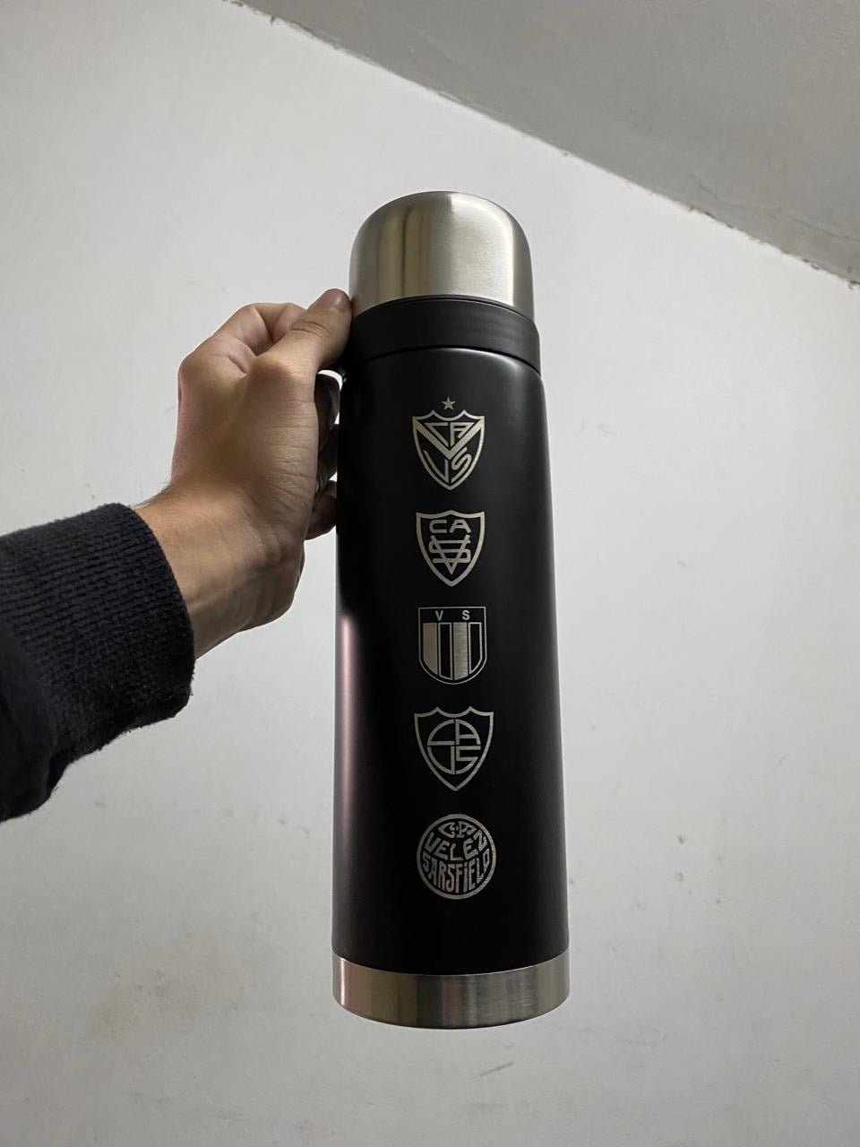TERMO MEDIA MANIJA NEGRO DE 1L GRABADO VELEZ
