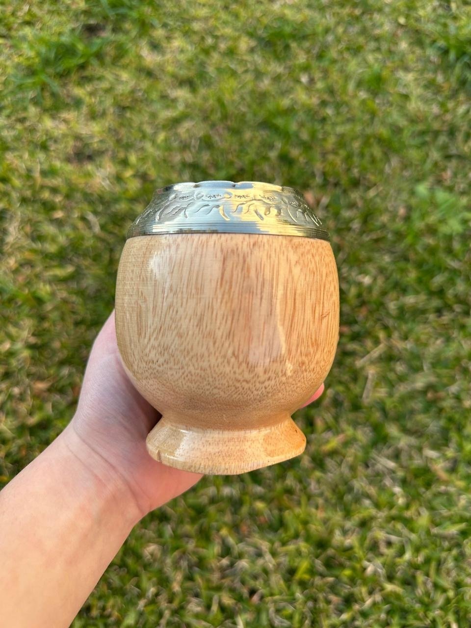 TORPEDO DE ALGARROBO CON VIROLA DE ALPACA CINCELADA CON BASE